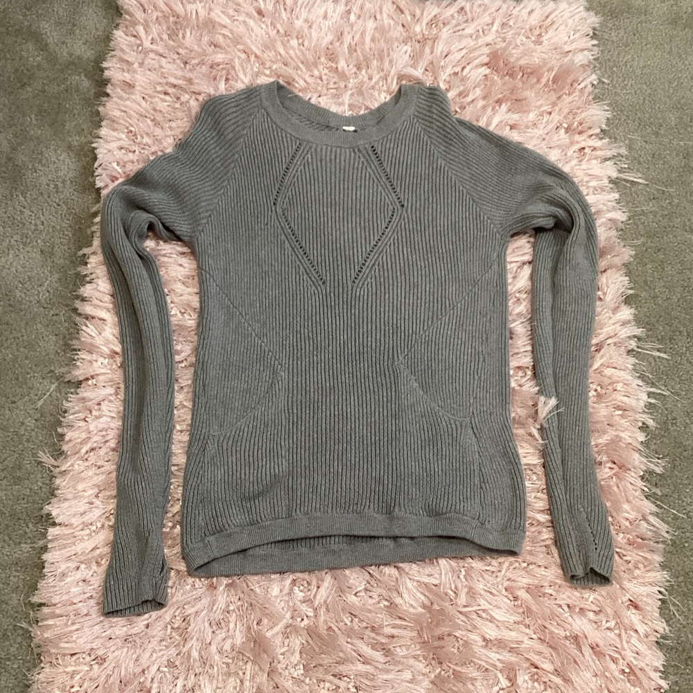 Gray Women's Sweater Lululemon. No tags.  EUC.  Size 6